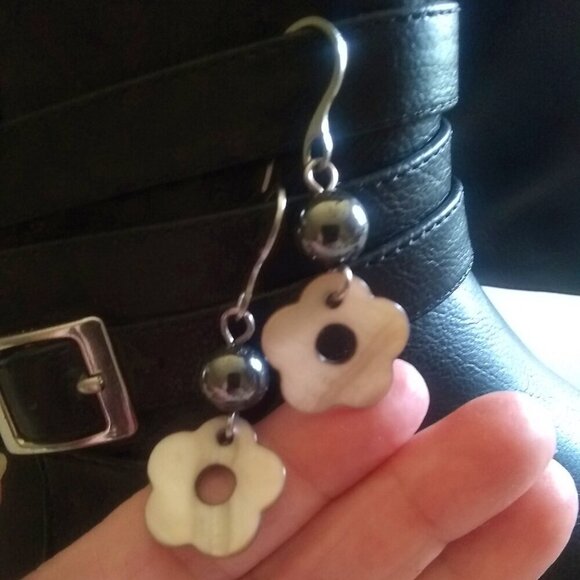 Monochromatic Flower Power! Floral Shell & Hematite Dangle Earrings - Picture 3 of 9